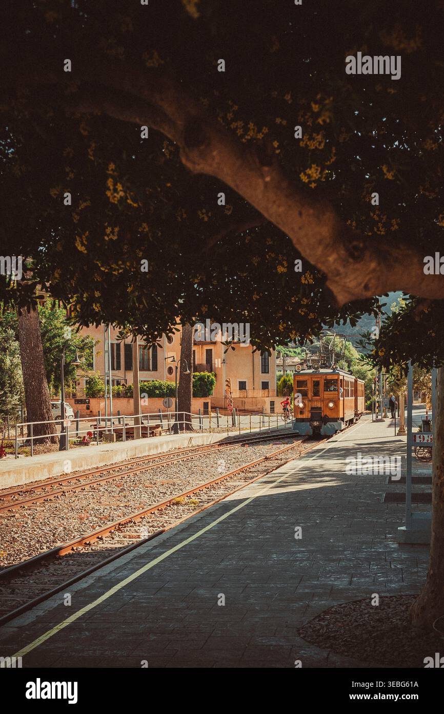 Bunyola, Spanien, 18. April 2026: Blick auf den historischen Zug Ferrocarril de Soller im Bahnhof Bunyola, Mallorca Stockfoto