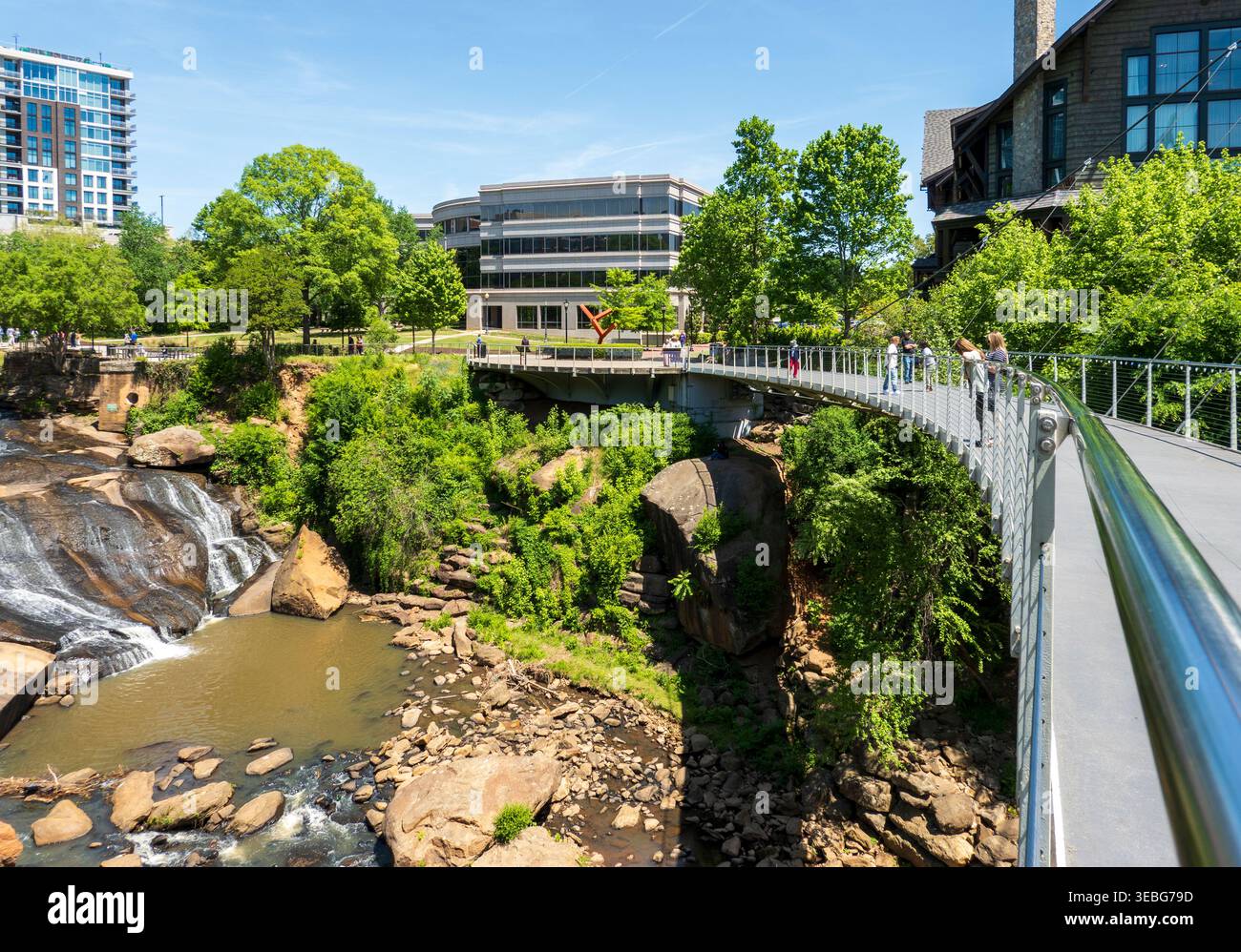 Liberty Suspension Bridge, Falls Park, South Carolina. Fußgängerbrücke über den Reedy River im Stadtzentrum von Greenville. Stockfoto