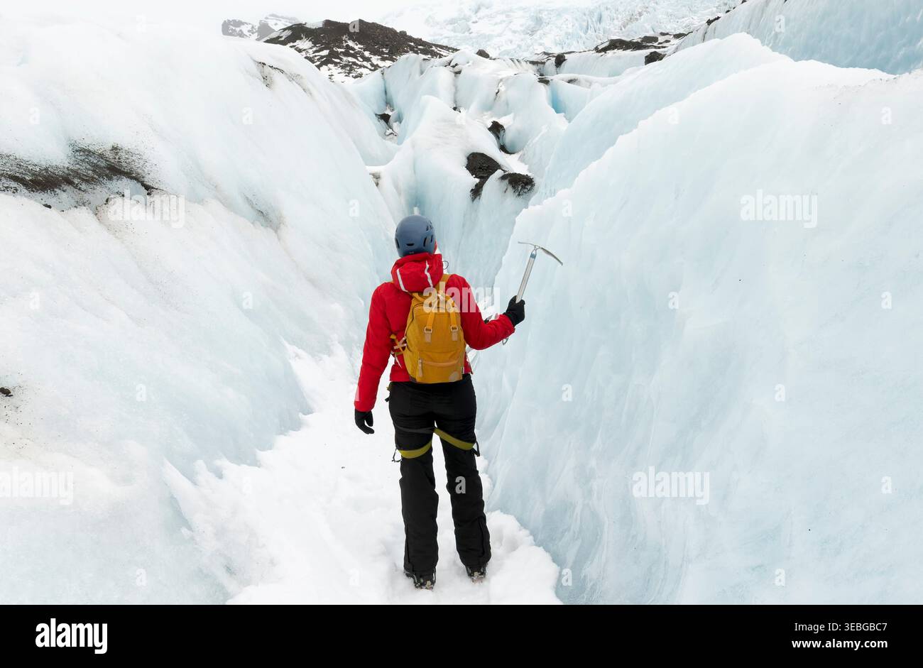 Wandern auf dem eisblauen Gletscher in Island Stockfoto