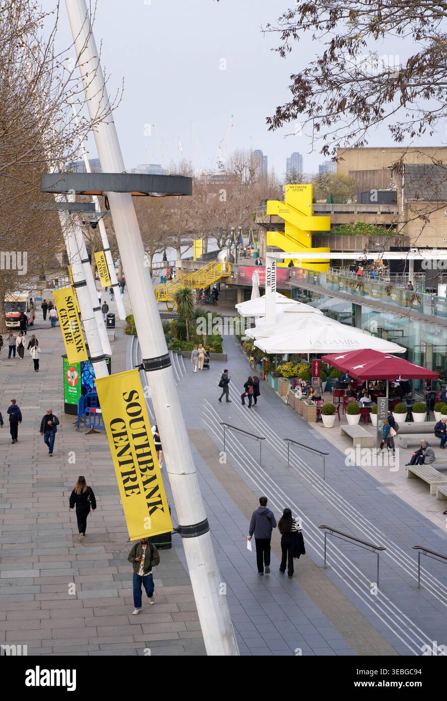 Blick auf den Queen's Walk von der Hungerford Bridge auf das Southbank Centre Stockfoto