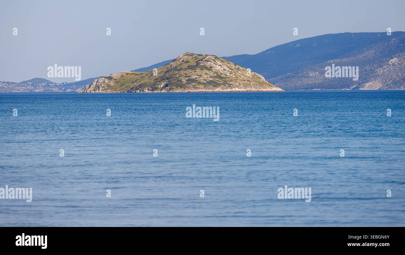 Megara, Griechenland - 18. APRIL 2026 Varea Beach ist ein ruhiger und friedlicher Ort. Stockfoto