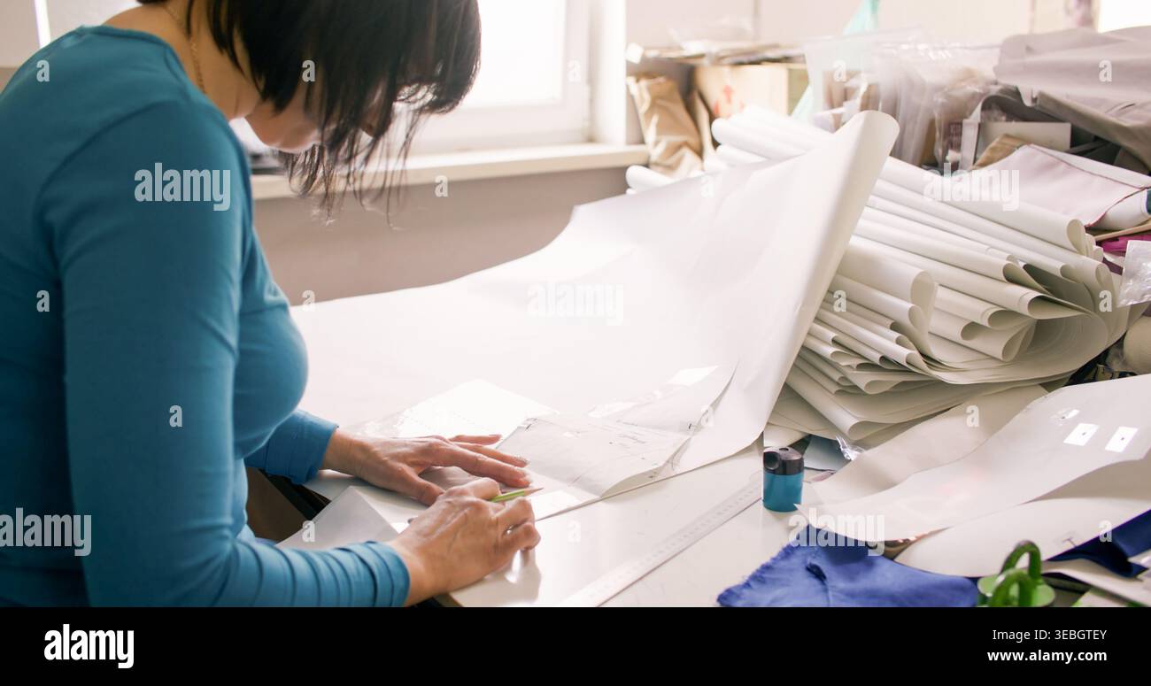 Schneideprozess Schneideprozess Schreibtischpapier Entwürfe von Notizen Stockfoto