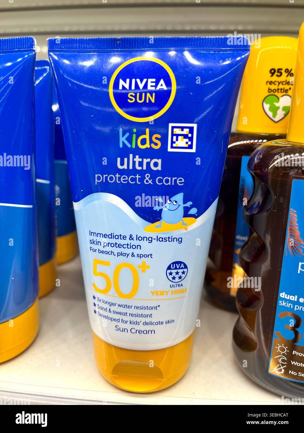 NIVEA SUN Kids Ultra Protect and Care Sonnencreme für Kinder mit 50 LSF oder Sun Protection Factor, Shopping-Konzept im Sommer Stockfoto