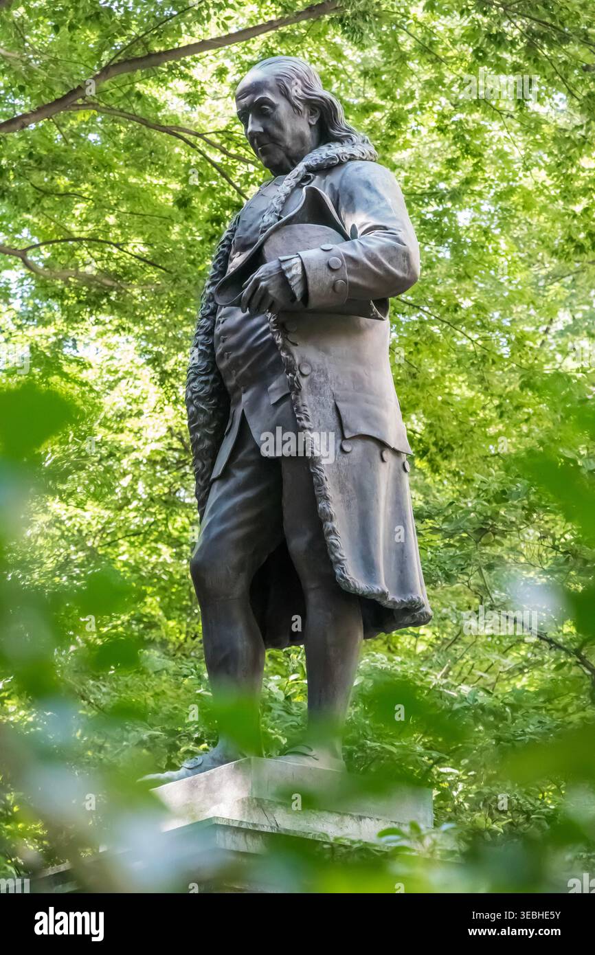 Eine Bronzestatue von Benjamin Franklin von Richard Saltonstall Greenough steht vor der Old City Hall in Boston, Massachusetts, auf einer detaillierten Basis mit Plaketten, die von Greenough und Thomas Ball entworfen wurden. Statue von Benjamin Franklin in Boston, Massachusetts Stockfoto
