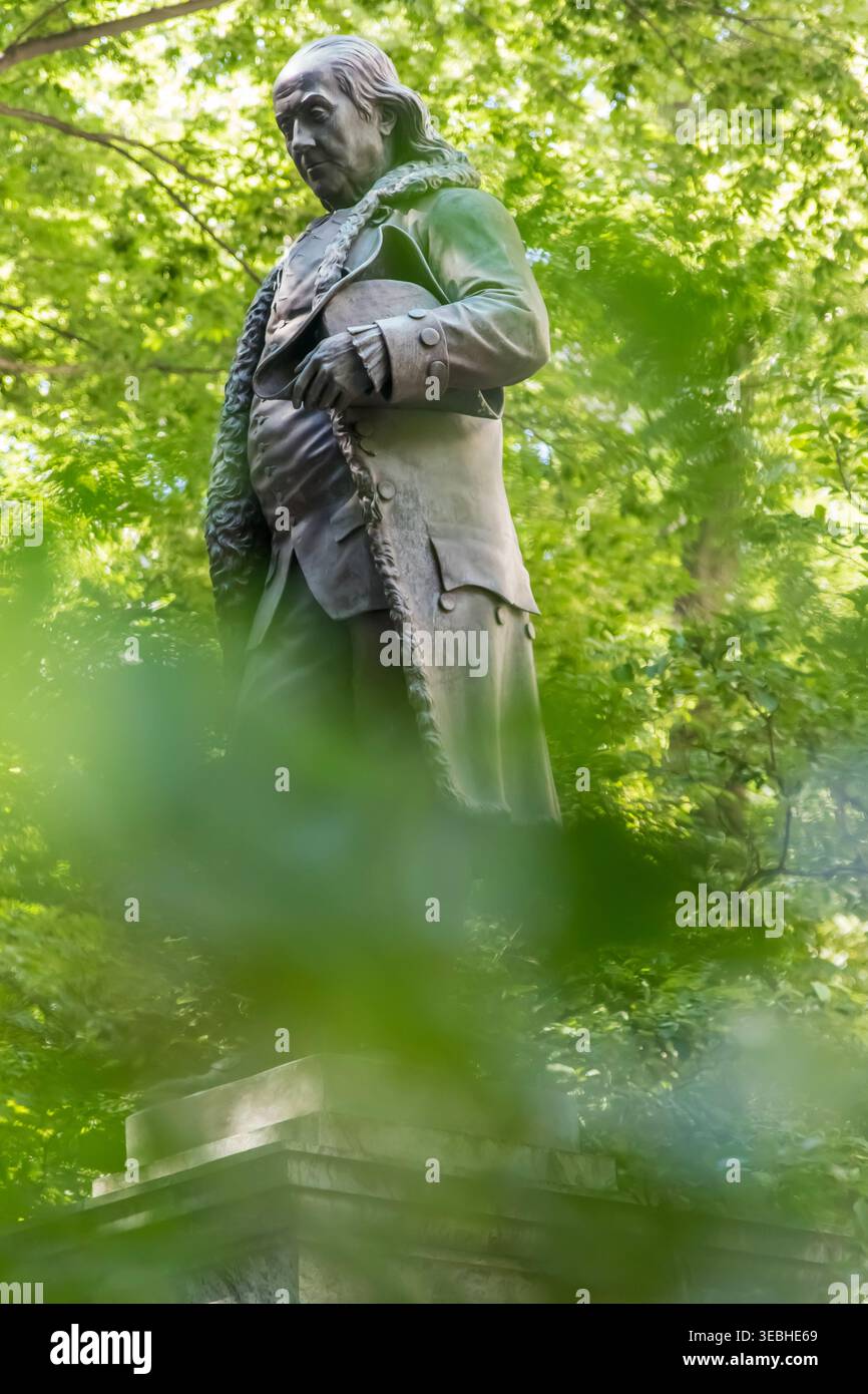 Eine Bronzestatue von Benjamin Franklin von Richard Saltonstall Greenough steht vor der Old City Hall in Boston, Massachusetts, auf einer detaillierten Basis mit Plaketten, die von Greenough und Thomas Ball entworfen wurden. Statue von Benjamin Franklin in Boston, Massachusetts Stockfoto