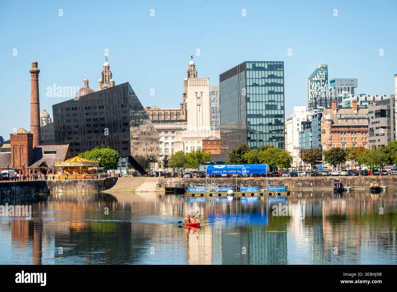 Liverpool, England-10. August 2022: Die ikonischen und historischen Docks, früher ein großes viktorianisches Lagerhaus-System, heute ein Lebensmittel- und Freizeitkomplex und beliebt Stockfoto