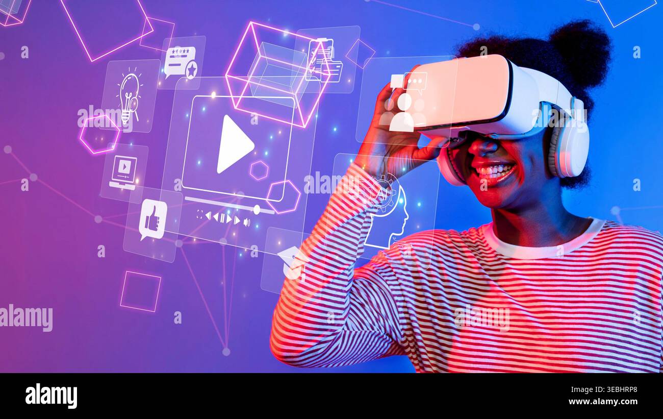 Eine fröhliche junge Frau genießt ein Virtual-Reality-Erlebnis mit einem Headset, umgeben von lebendigen digitalen Grafiken, die moderne Technologie repräsentieren Stockfoto
