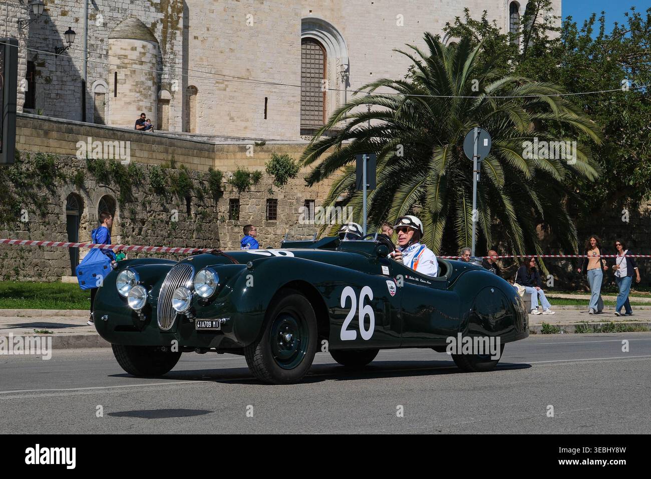 Bari, Italien. April 2026. Jaguar XK120 OTS (#26 Salin) während der Rievocazione Storica del Gran Premio di Bari, Historical Motors in Bari, Italien, 26. April 2026 Credit: Independent Photo Agency/Alamy Live News Stockfoto