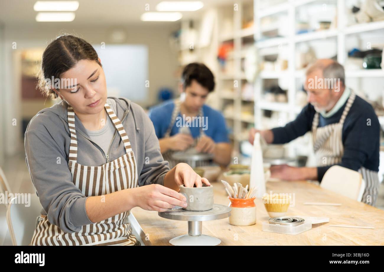 Weibliche Keramikwerkstatt, die aus roher Lehm geformt wurden Stockfoto