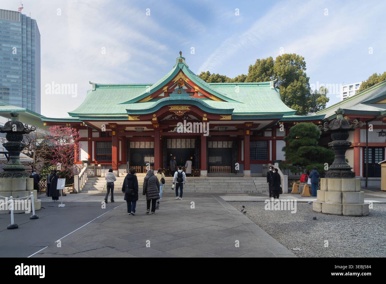 Die Architektur des traditionellen japanischen Tempels (Hie Shrine Temple) stand im Kontrast zu einem modernen Wolkenkratzer Stockfoto