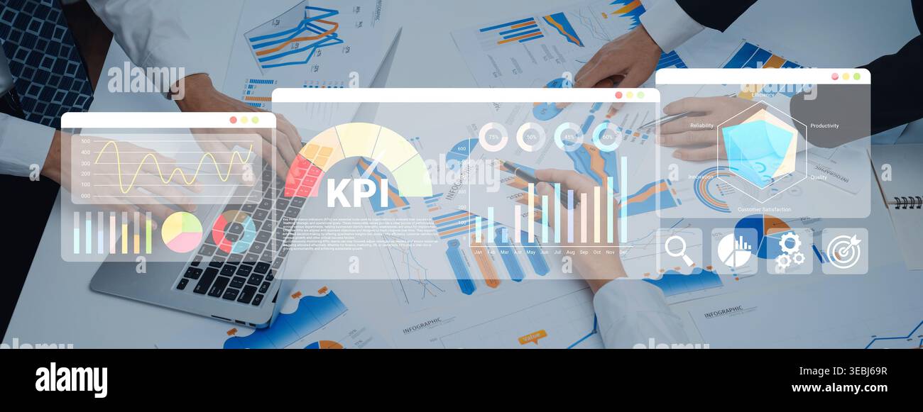 Ein Geschäftsteam analysiert in einem professionellen Büroumfeld mithilfe moderner digitaler Tools wichtige Leistungsindikatoren und Datenmetriken Stockfoto