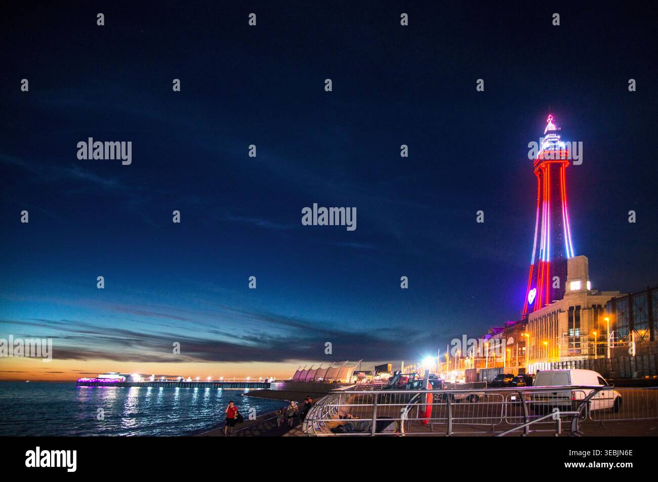 Lancashire,England,Vereinigtes Königreich - 09. August 2022: Blick entlang der traditionellen britischen Strandpromenade und über das Meer, an einer Sommernacht im t Stockfoto