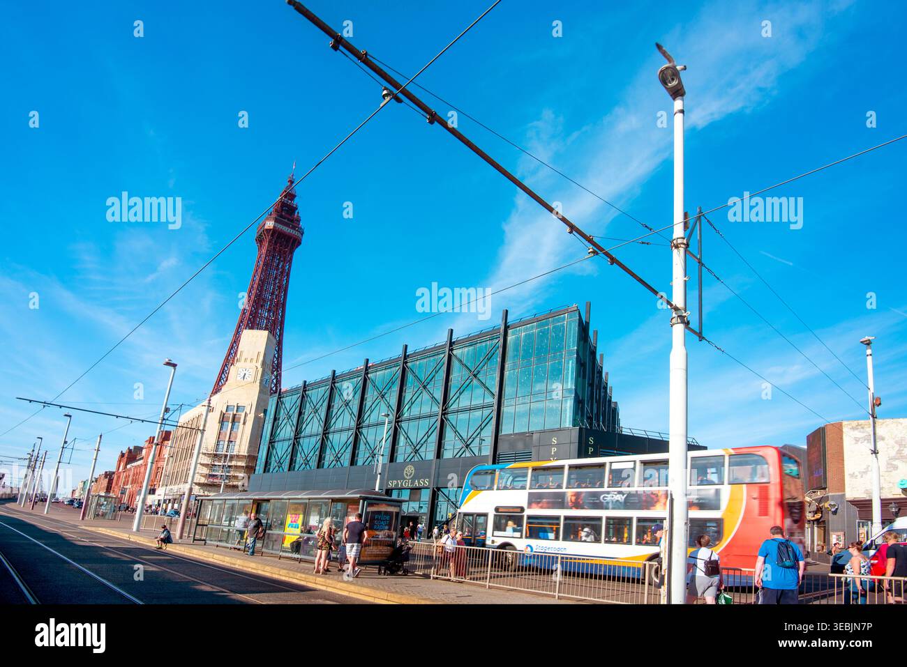Lancashire, England, Großbritannien - 09. August 2022: Die Leute schlendern entlang der traditionellen britischen Strandpromenade unter dem Blackpool Tower, a p Stockfoto