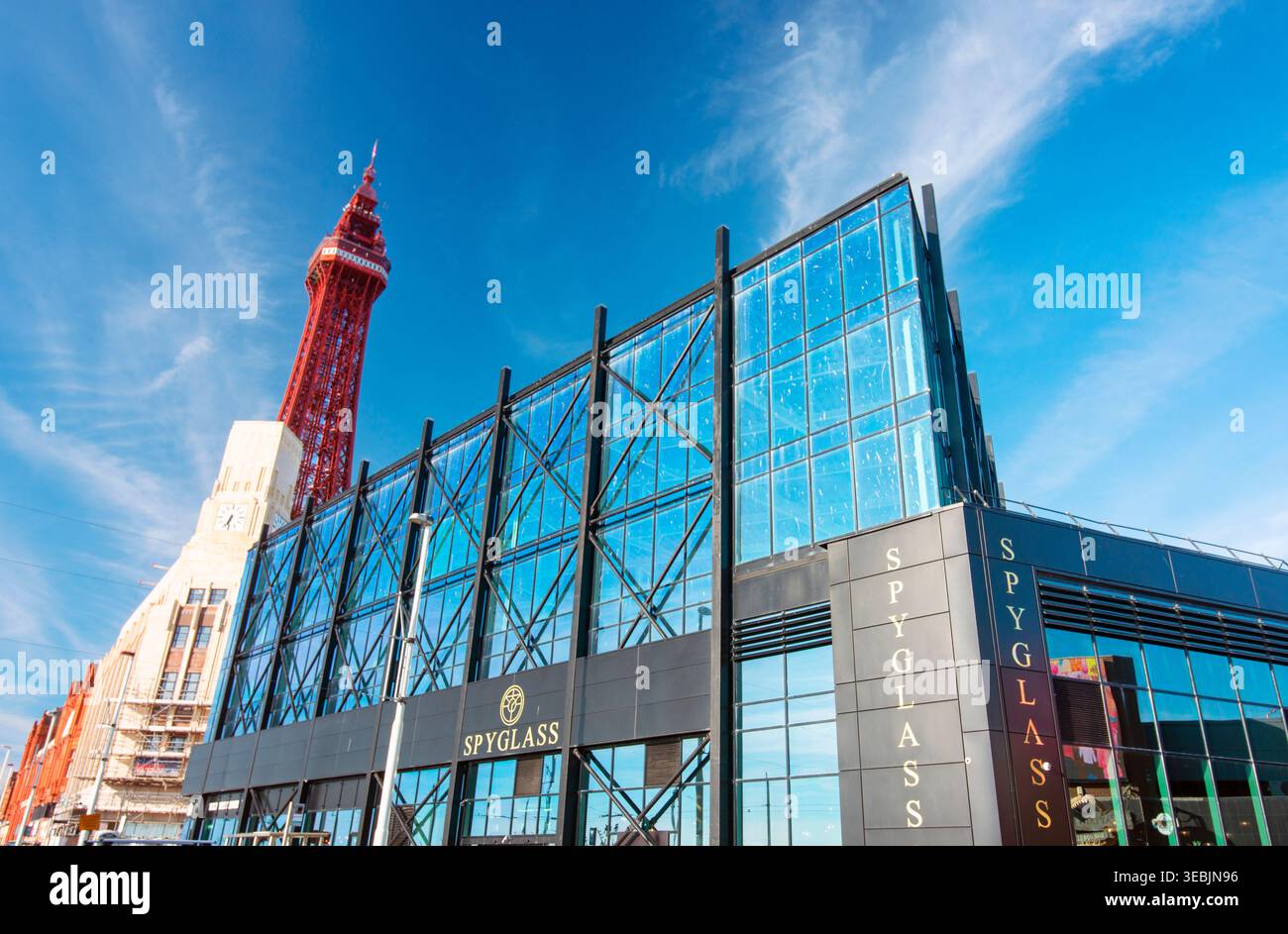 Lancashire, England, Großbritannien - 09. August 2022: Die Leute schlendern entlang der traditionellen britischen Strandpromenade unter dem Blackpool Tower, a p Stockfoto