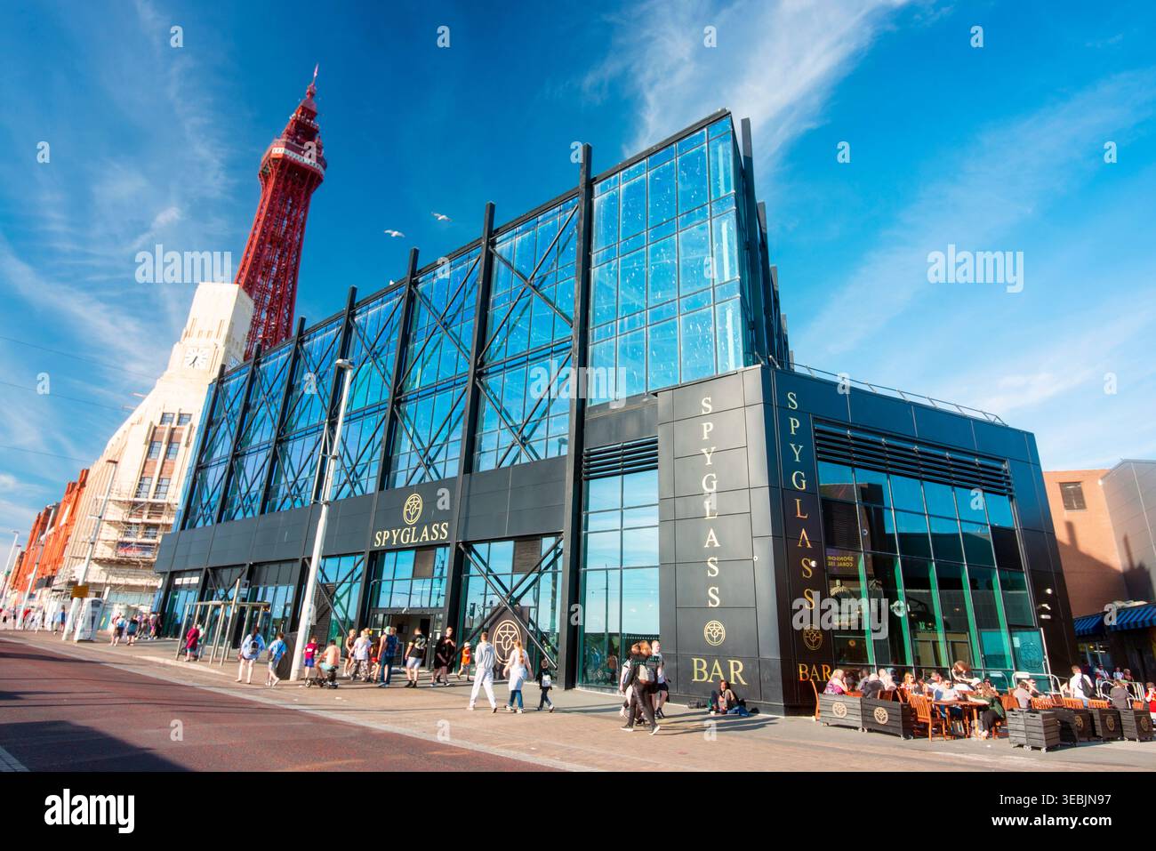 Lancashire, England, Großbritannien - 09. August 2022: Die Leute schlendern entlang der traditionellen britischen Strandpromenade unter dem Blackpool Tower, a p Stockfoto