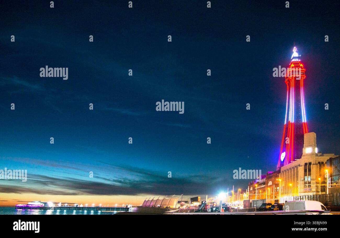 Lancashire,England,Vereinigtes Königreich - 09. August 2022: Blick entlang der traditionellen britischen Strandpromenade und über das Meer, an einer Sommernacht im t Stockfoto