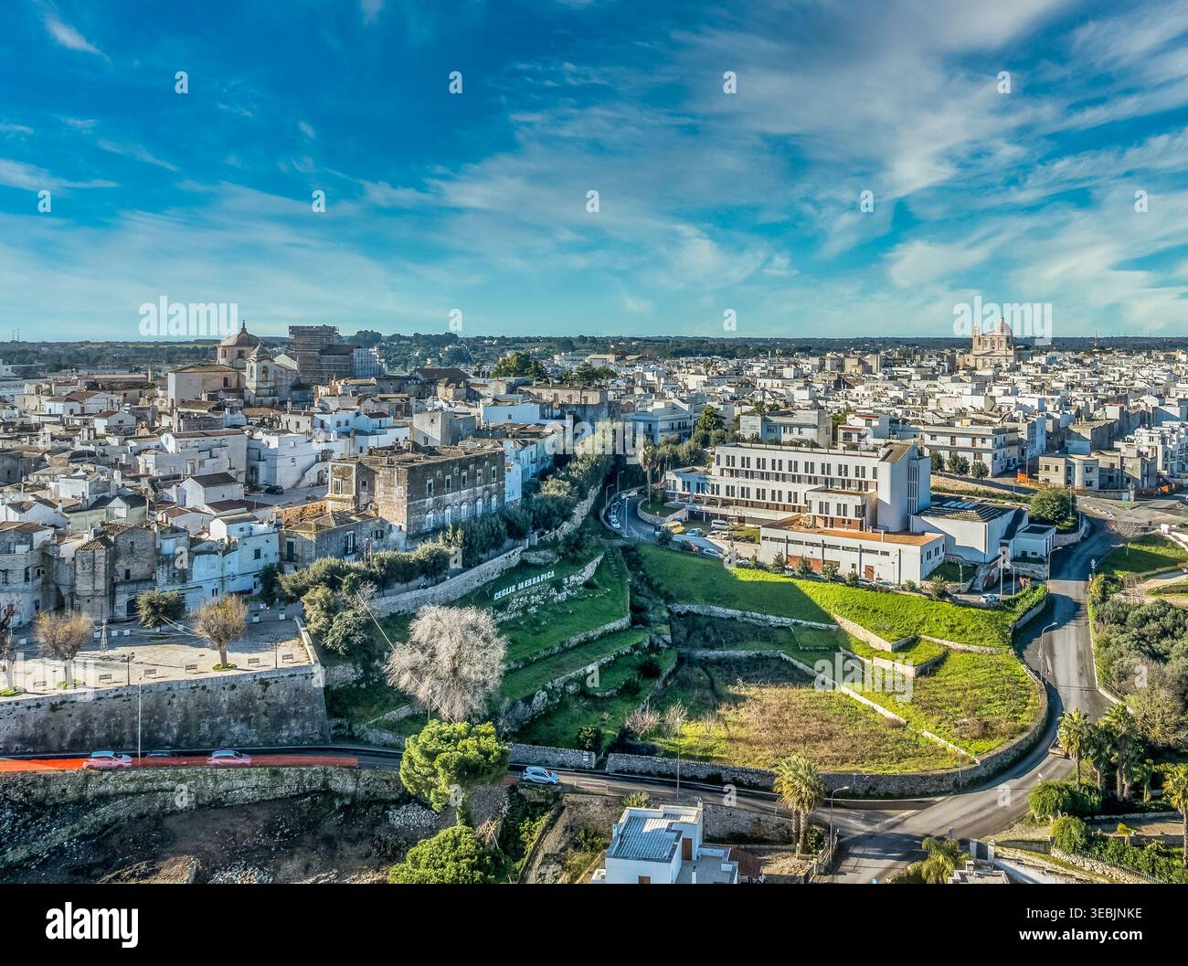 Blick aus der Vogelperspektive auf die historische weiße Stadt Ceglie Messapica mit Kirchen, Kuppeln und Stadtnamen auf dem Hügel Apulien Italien Stockfoto