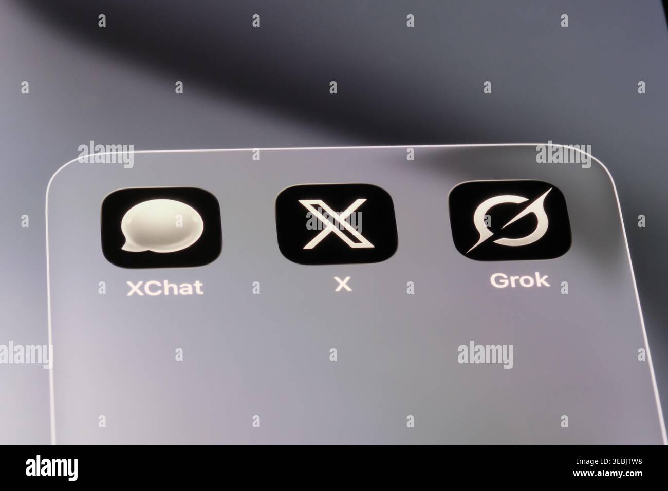 Shanghai, China-26. April 2026: Symbole der XChat-, X- und Grok-App. Elon Musks Vision „Everything App“ Stockfoto