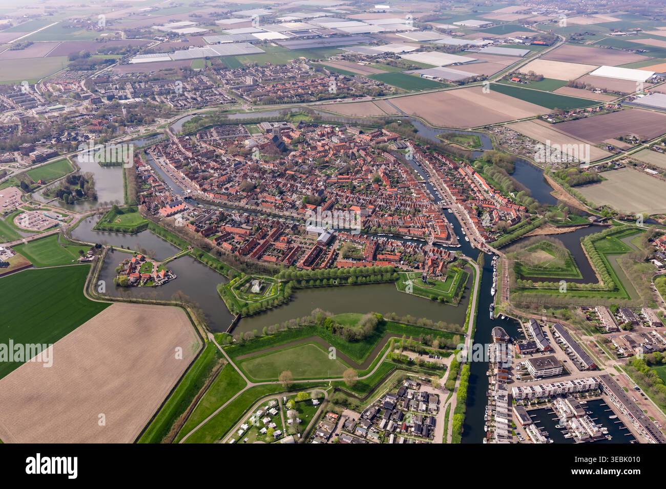 Brielle Star Fortress Schleusentor Bastion Erdwerke Grabenkanäle Aerial Niederlande Niederländische Festung Stockfoto