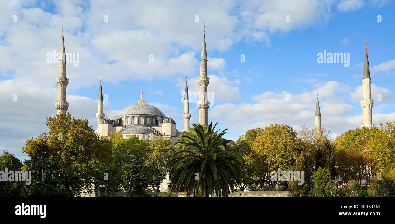 Blaue Moschee Sultan Ahmed Außenansicht mit sechs Minaretten und Kuppel vor blauem Himmel, Istanbul, Türkei Stockfoto