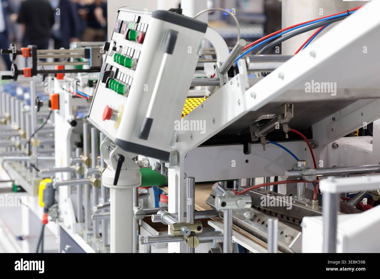 Automatisierte industrielle Produktionslinie mit Bedienkonsole. Selektiver Fokus. Stockfoto