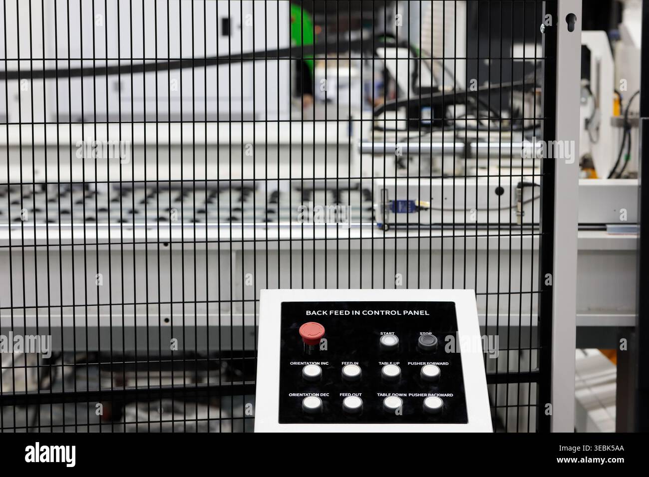 Industriemaschinen mit Fernbedienungskonsole und Sicherheitszaun. Selektiver Fokus. Stockfoto