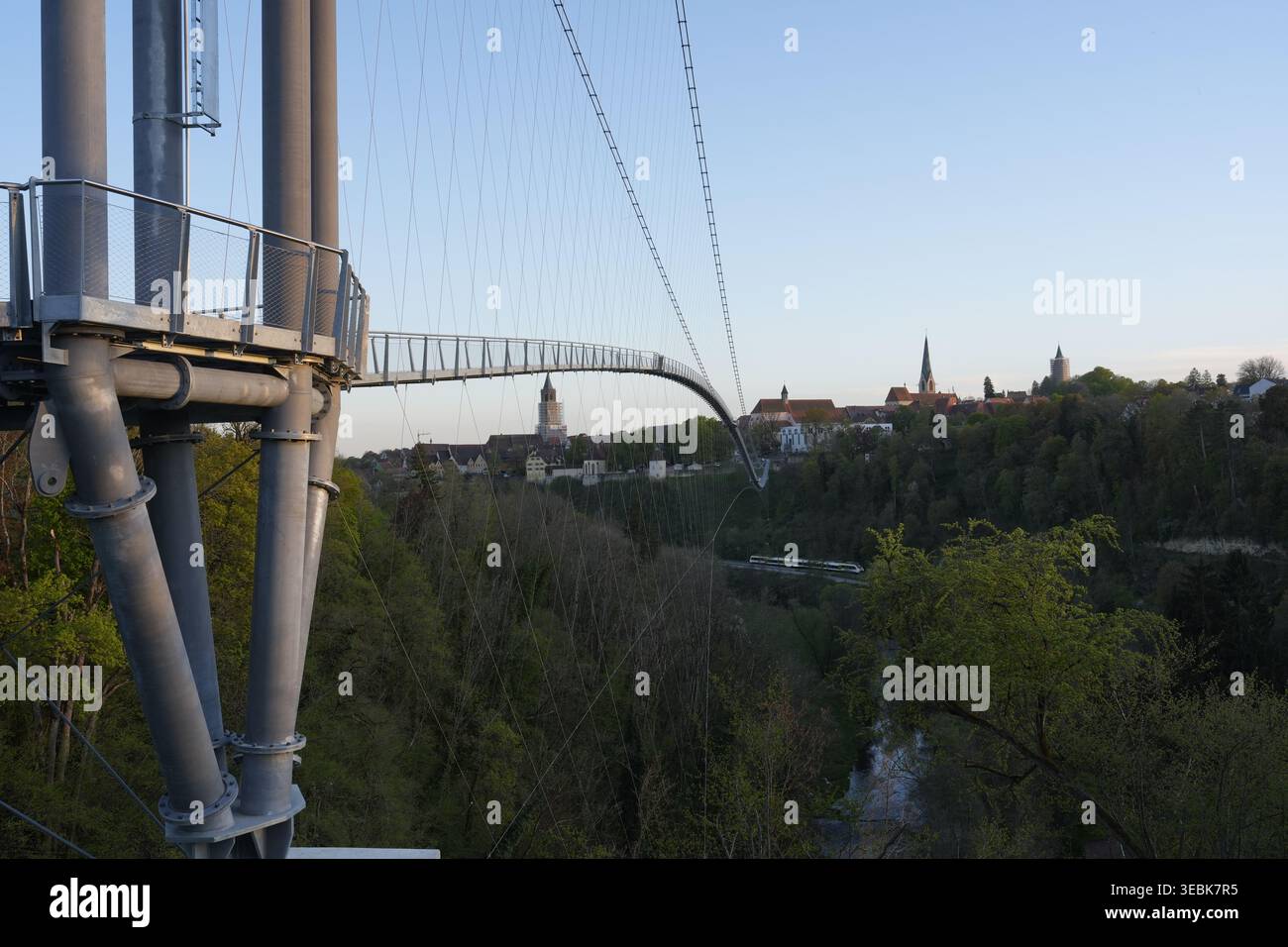 Neckarline Hängebrücke in Rottweil Deutschland über grünes Tal mit City Skyline Stockfoto