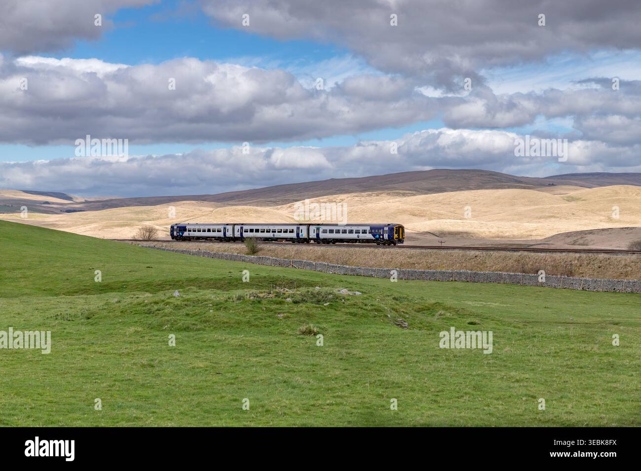 Eine Northern Train-Linie fährt von Ribblehead entlang des Ribble Valley Richtung Selside Stockfoto