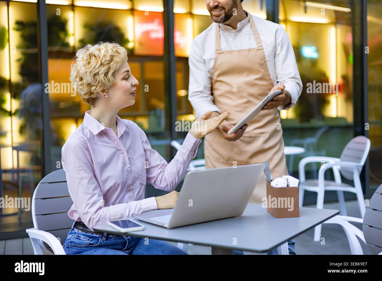 Kundenbestellungen Über Tablet Stockfoto