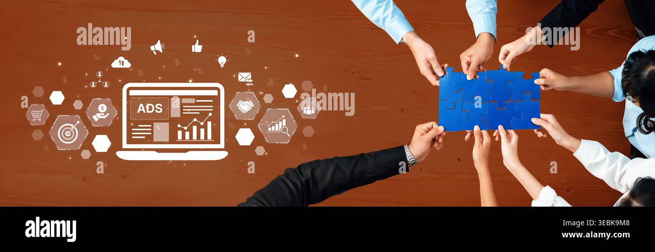 Verschiedene Teammitglieder arbeiten an einer Marketingstrategie zusammen, wobei sie über einen Laptop zusammenarbeiten, Werbedaten anzeigen, Teamarbeit symbolisieren und Stockfoto