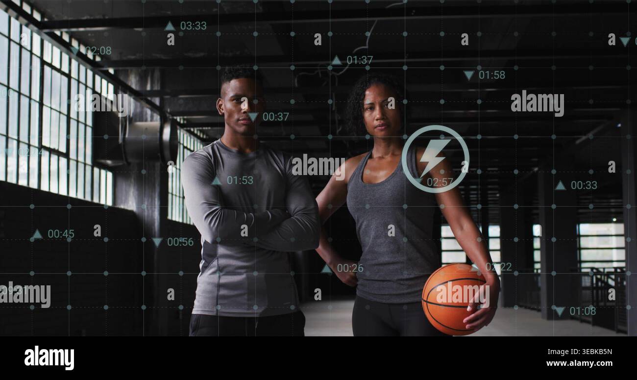 Posing Fit-Paar mit Kompressionsoberteil und ärmellosen Ärmeln im Warehouse Gym für Basketball und HUD Stockfoto
