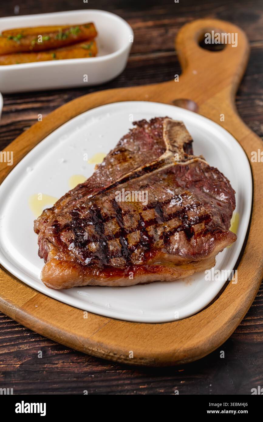 Saftiges gegrilltes Rindersteak mit Textur und Grillspuren Stockfoto