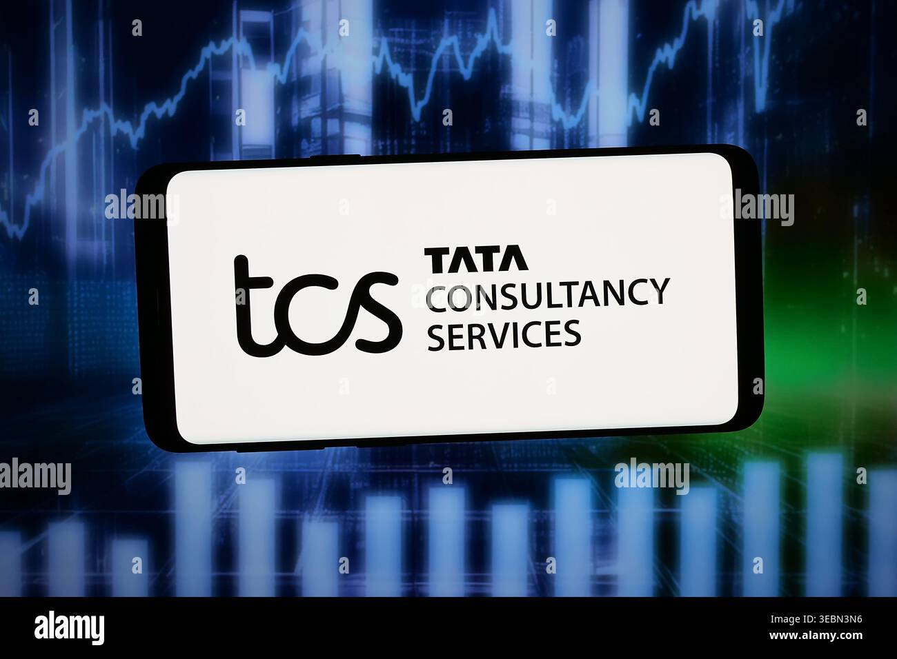 In dieser Fotoabbildung wird das Logo der Firma Tata Consultancy Services Ltd. (TCS) auf einem Smartphone vor abstraktem Hintergrund auf dem Computerbildschirm angezeigt. (Foto von Timon Schneider / SOPA Images/SIPA USA) *** ausschließlich für redaktionelle Nachrichtenzwecke *** Stockfoto