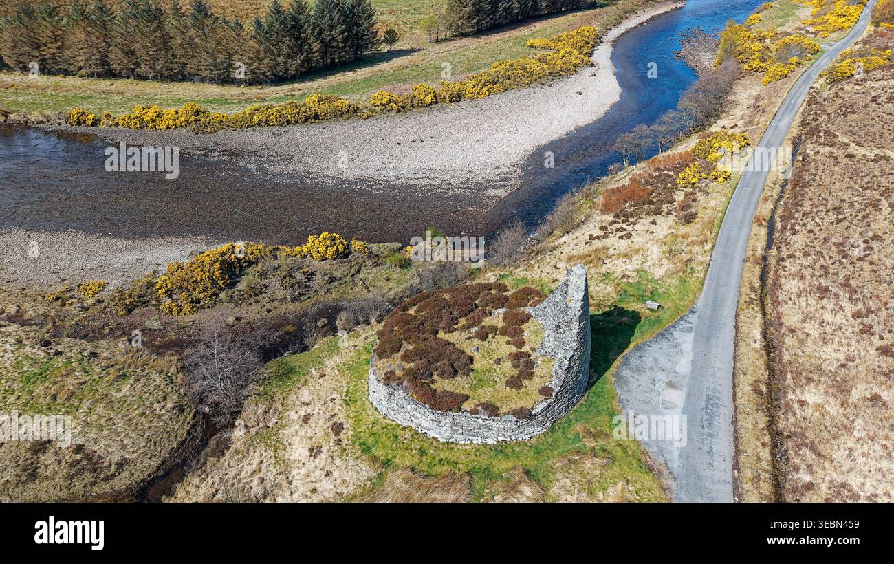 Broch Dun Dornaigil Strathmore Sutherland Schottland 2.000 Jahre alter Trockenbau-Roundhouse das Innere mit Gras und Heidekraut Stockfoto