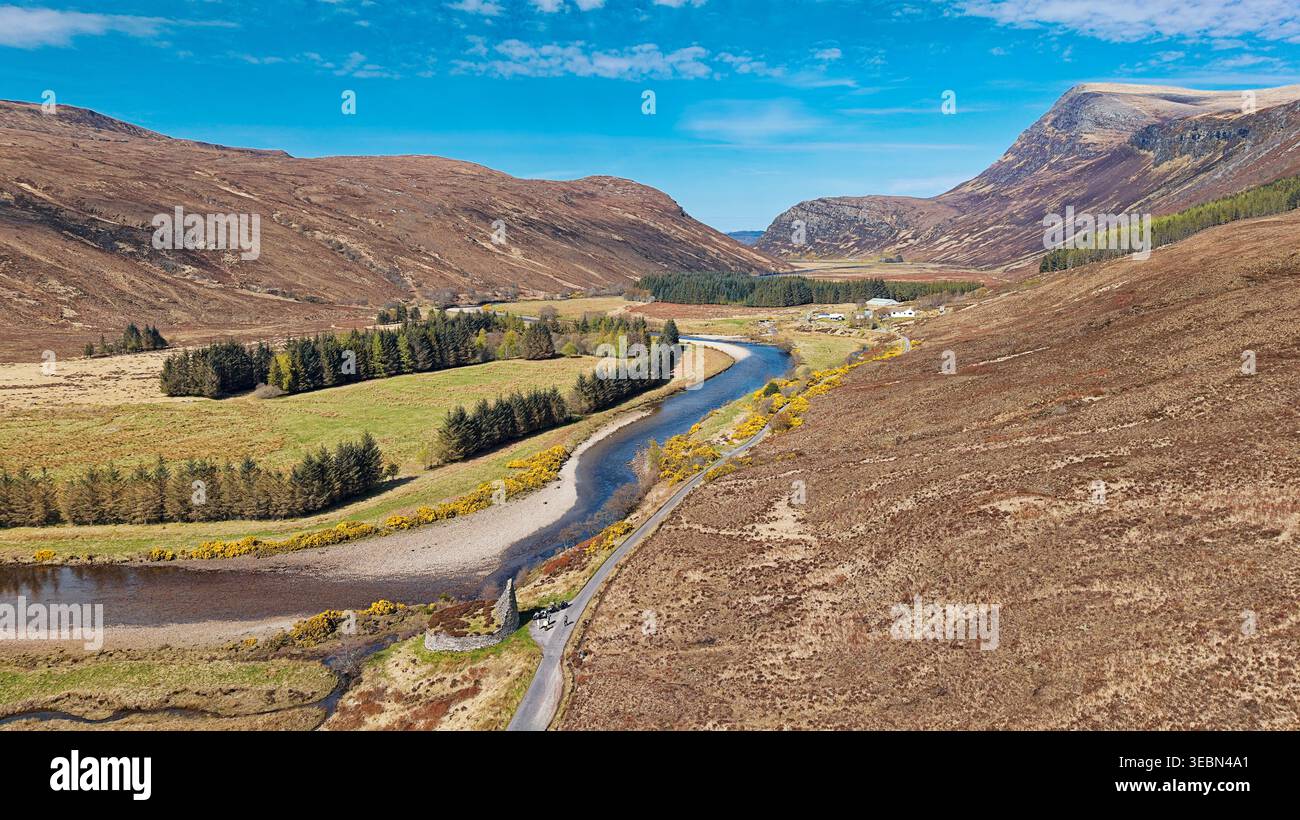 Besucher von Broch Dun Dornaigil Strathmore Sutherland Scotland in der Nähe des 2.000 Jahre alten Drystone Roundhouse und Ben Hope Stockfoto