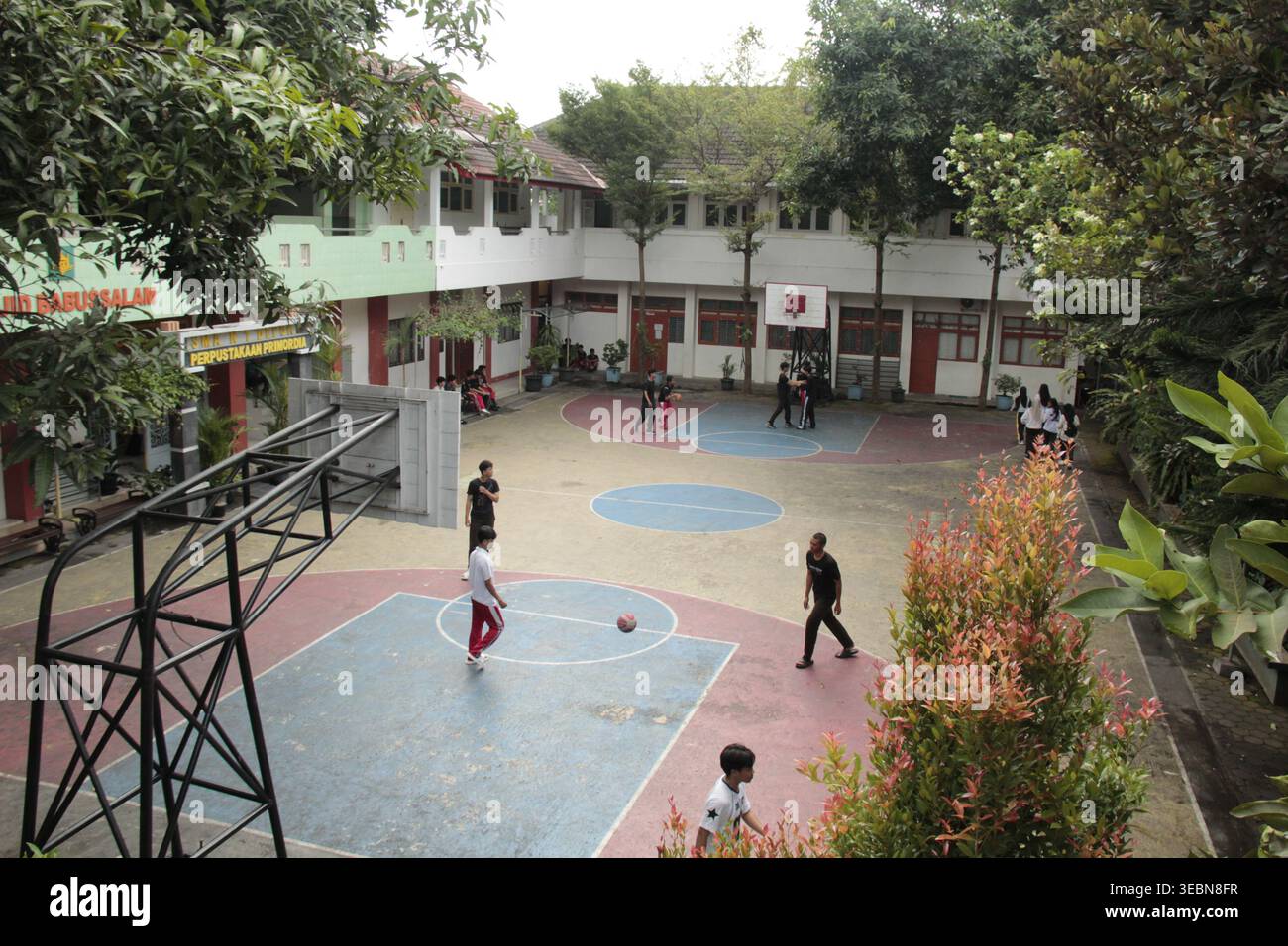Ein Basketballfeld kurz vor dem ersten Spiel Stockfoto