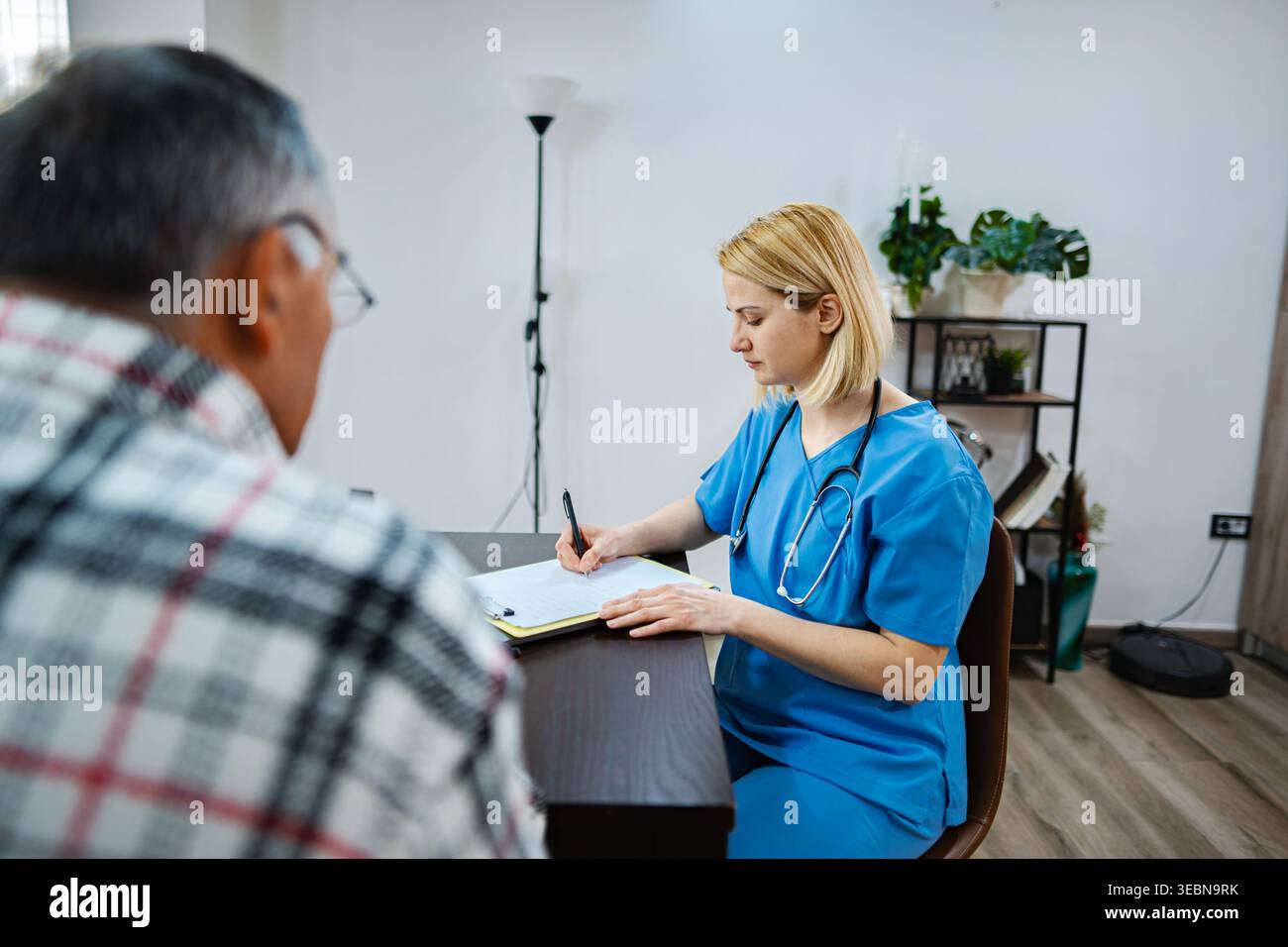 Gesundheitsberatung in einem warmen und einladenden Raum Stockfoto