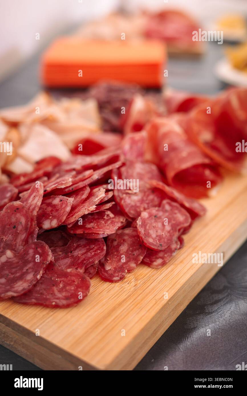 Verschiedene Wurst- und Wurstwaren auf Holzbrett Stockfoto