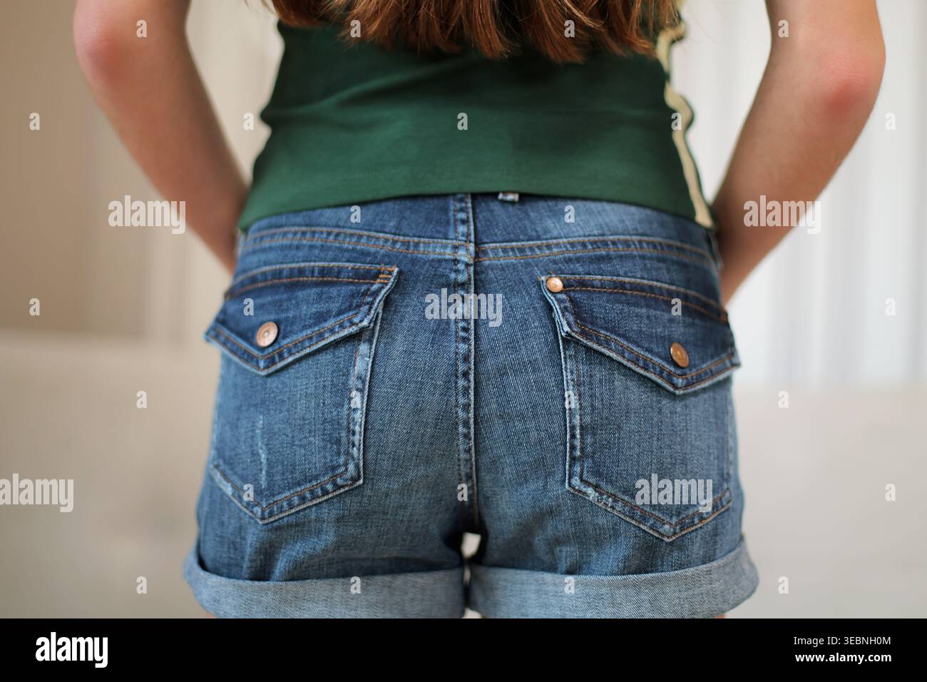 Denim Shorts Freizeit Sommer Outfit Detail. Nahansicht der Jeansshorts hinten mit Taschen, die legere Kleidung, Sommermode und Alltagslook zeigen Stockfoto