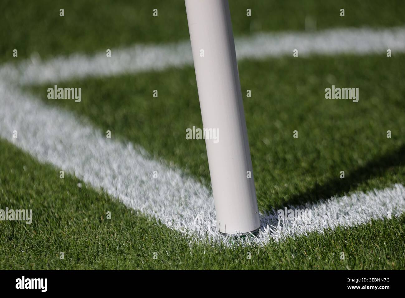 Fahnenpfahl für Fußball auf grünem Feld mit weißer Linie für Fußballstadion- und Sportfeldkonzept Stockfoto