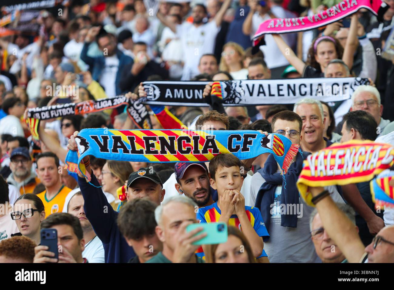 Die Fans des Valencia CF zeigen im Stadion Mestalla während des Spiels in der Liga Mannschaftsschals und -Fahnen, leidenschaftliche Fans zeigen den Stolz des Vereins und die Fußballszene Stockfoto