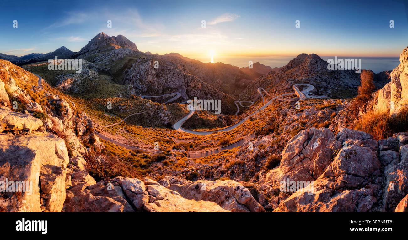 Atemberaubende Landschaft mit der berühmten Sa Calobra Straße auf Mallorca, Balearen, Spanien. Eine gewundene Panoramastraße im Tramuntana-Gebirge auf der insel Mallorca Stockfoto