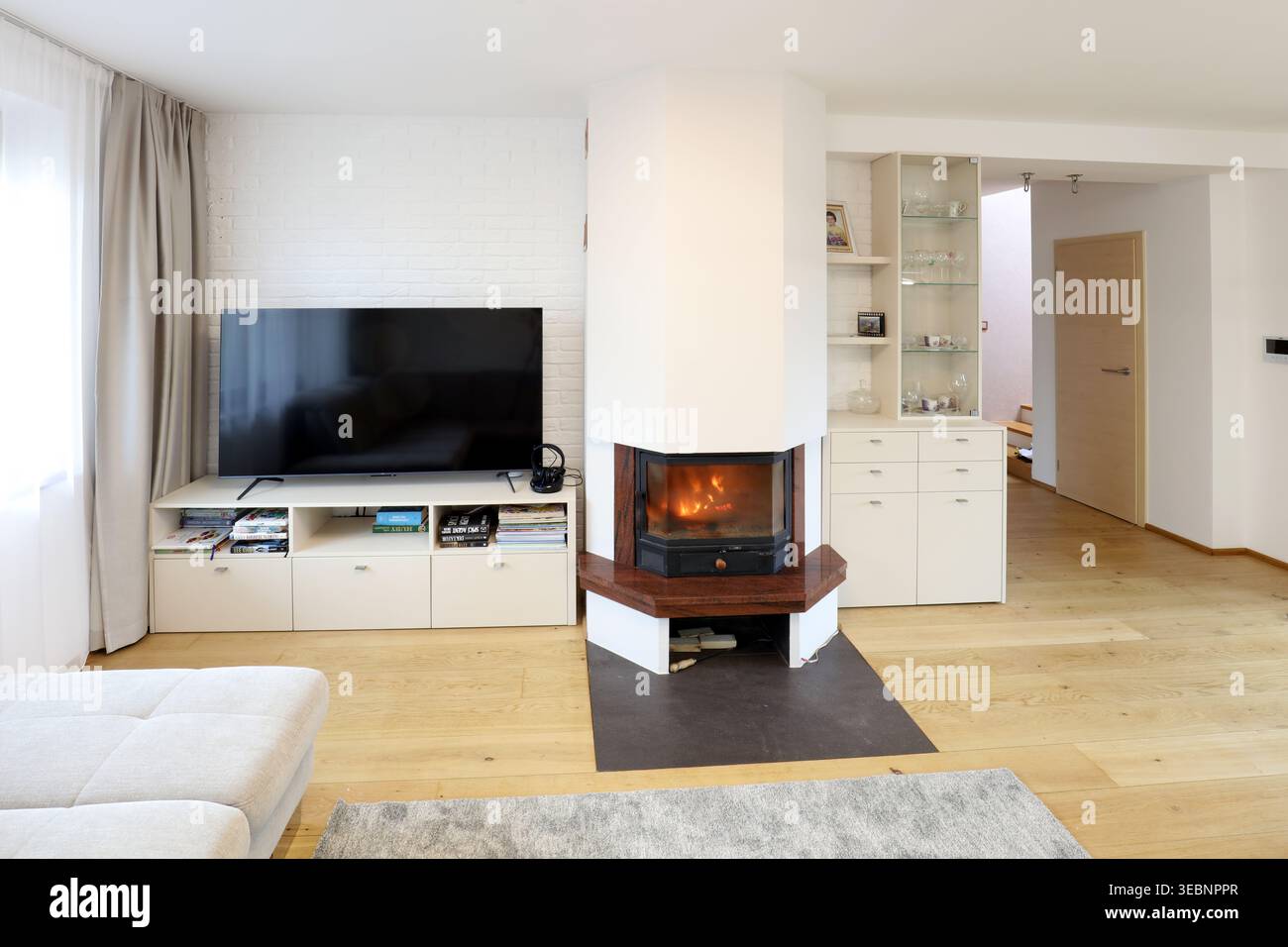 Modernes, offen geschnittenes Wohn- und Esszimmer mit elegantem Design Stockfoto