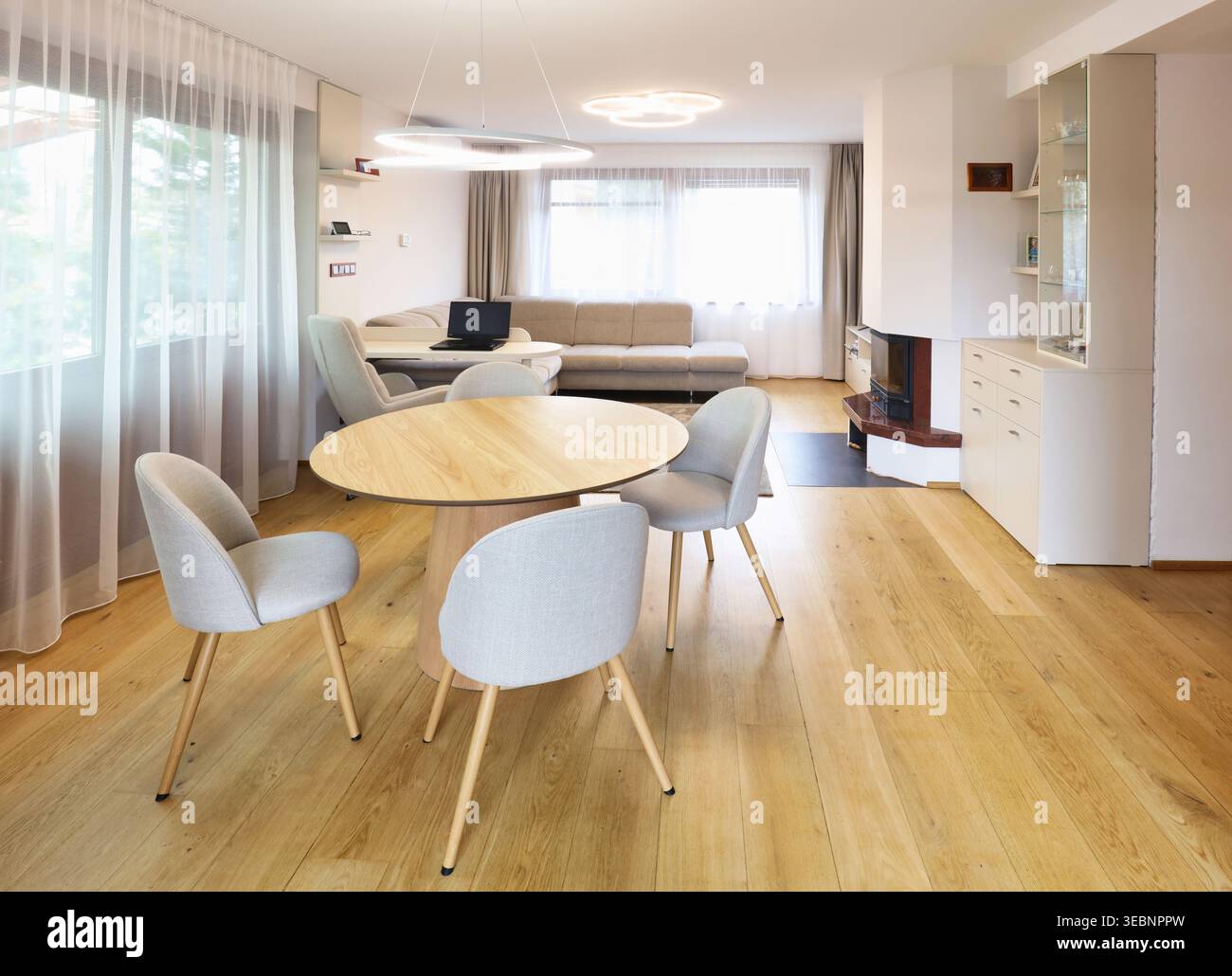 Modernes, offen geschnittenes Wohn- und Esszimmer mit elegantem Design Stockfoto