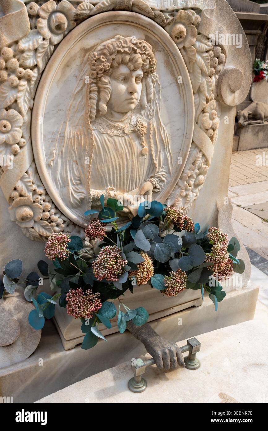 Reich verzierte Marmorgrabreliefskulptur mit Porträtbüste und Blumendekorationen auf dem historischen Friedhof, Grabkunst und Gedenkskulptur Dokumentarfilm Pho Stockfoto