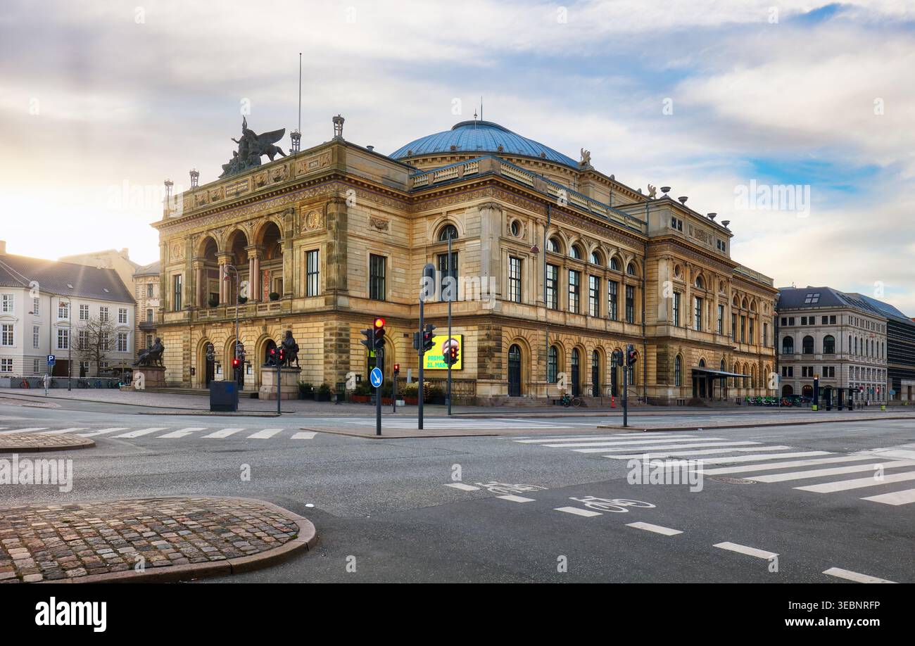 Wunderschöne Fassade des Königlich Dänischen Theaters (Det Kongelige Teater), das im 19. Jahrhundert erbaut wurde, auf dem Kongens Nytorv Platz in Copenha Stockfoto
