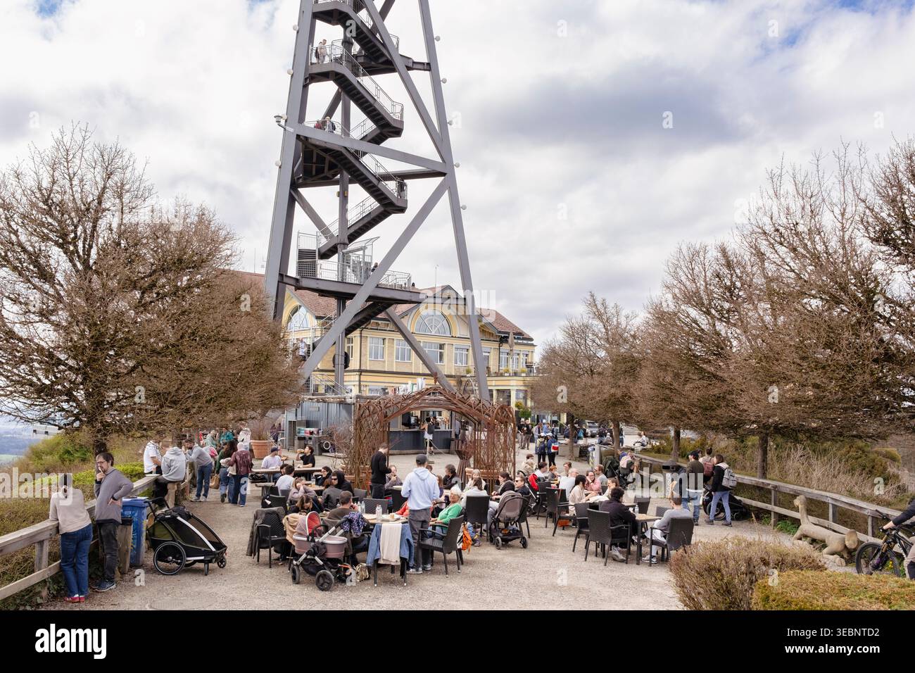 Im Café Uto Kulm unterhalb des Turms auf dem Gipfel des Uetlibergs, dem höchsten Punkt in Zürich, speisen die Menschen im Freien Stockfoto