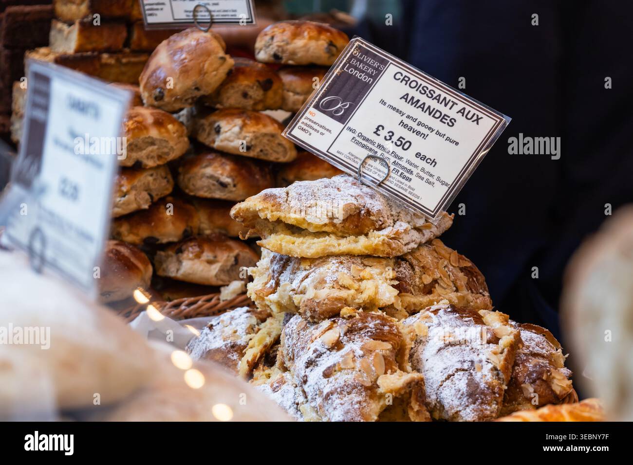 Handwerkliche Bäckerei mit süßem Gebäck und Preisschildern. London, UK, 29. März 2024 Stockfoto