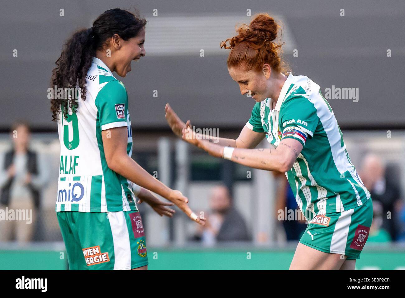 17.04.26, Testmatch, Allianz Stadion Trainingsgelände in Wien / Österreich - SK Rapid vs FC Blau-Weiss Linz / Kleinmünchen. Im Rahmen: SK Rapid's Lana Khalaf und Vanessa Rauter feiern. Foto: Christian Mueller - 20260417 PD17887 Stockfoto