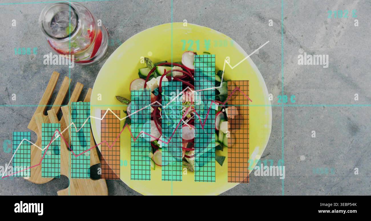 Gelbe Schüssel mit Rettich und Grün auf grauer Tischplatte, Paddel mit Utensilien, Glas und Überzügen Stockfoto